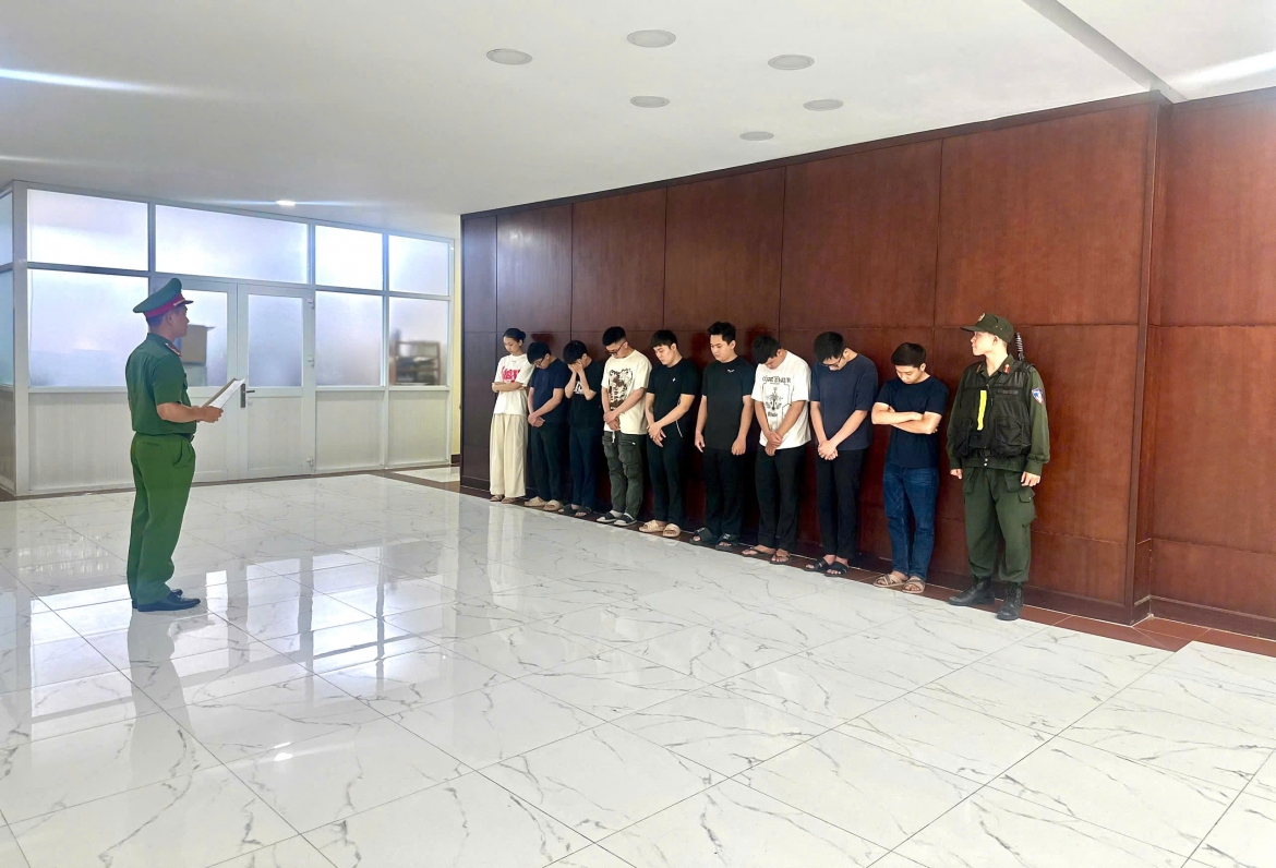 Cơ quan Cảnh sát điều tra tống đạt quyết định khởi tố, bắt giam các bị can trong vụ án. Ảnh: CACC