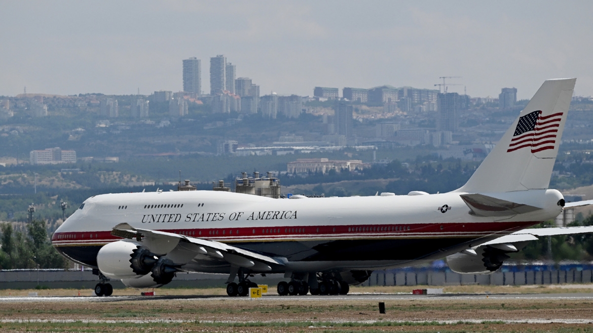 Chuyên cơ Không lực Một mới chở Tổng thống Mỹ Donald Trump hạ cánh tại Ankara, Thổ Nhĩ Kỳ, để tham dự hội nghị thượng đỉnh NATO, ngày 7/7/2026. Ảnh: AP