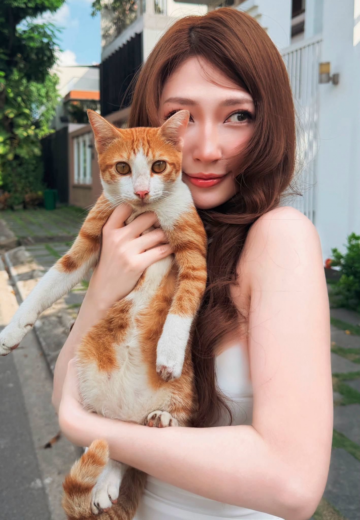 Khổng Tú Quỳnh khoe khoảnh khắc ôm mèo cực đáng yêu. Bộ ảnh nhanh chóng "đốn tim" hội yêu thú cưng.