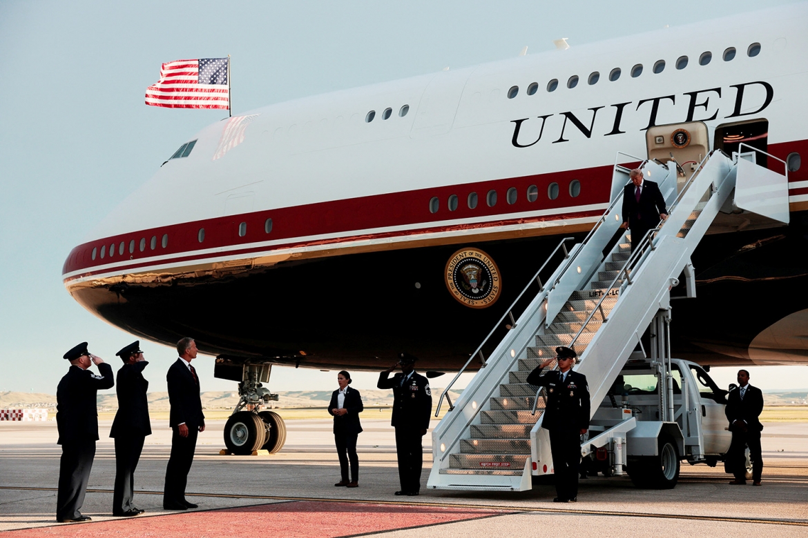 Tổng thống Mỹ Donald Trump bước xuống từ chiếc Không lực Một mới sau khi hạ cánh xuống Căn cứ Không quân Ellsworth ở bang Nam Dakota, Mỹ, ngày 3/7/2026. Ảnh: Reuters