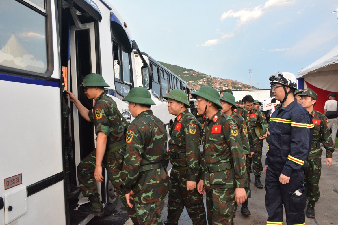Các thành viên đoàn Việt Nam cơ động từ nơi đóng quân ra khu vực thực hiện nhiệm vụ dưới sự hỗ trợ của phía Venezuela.