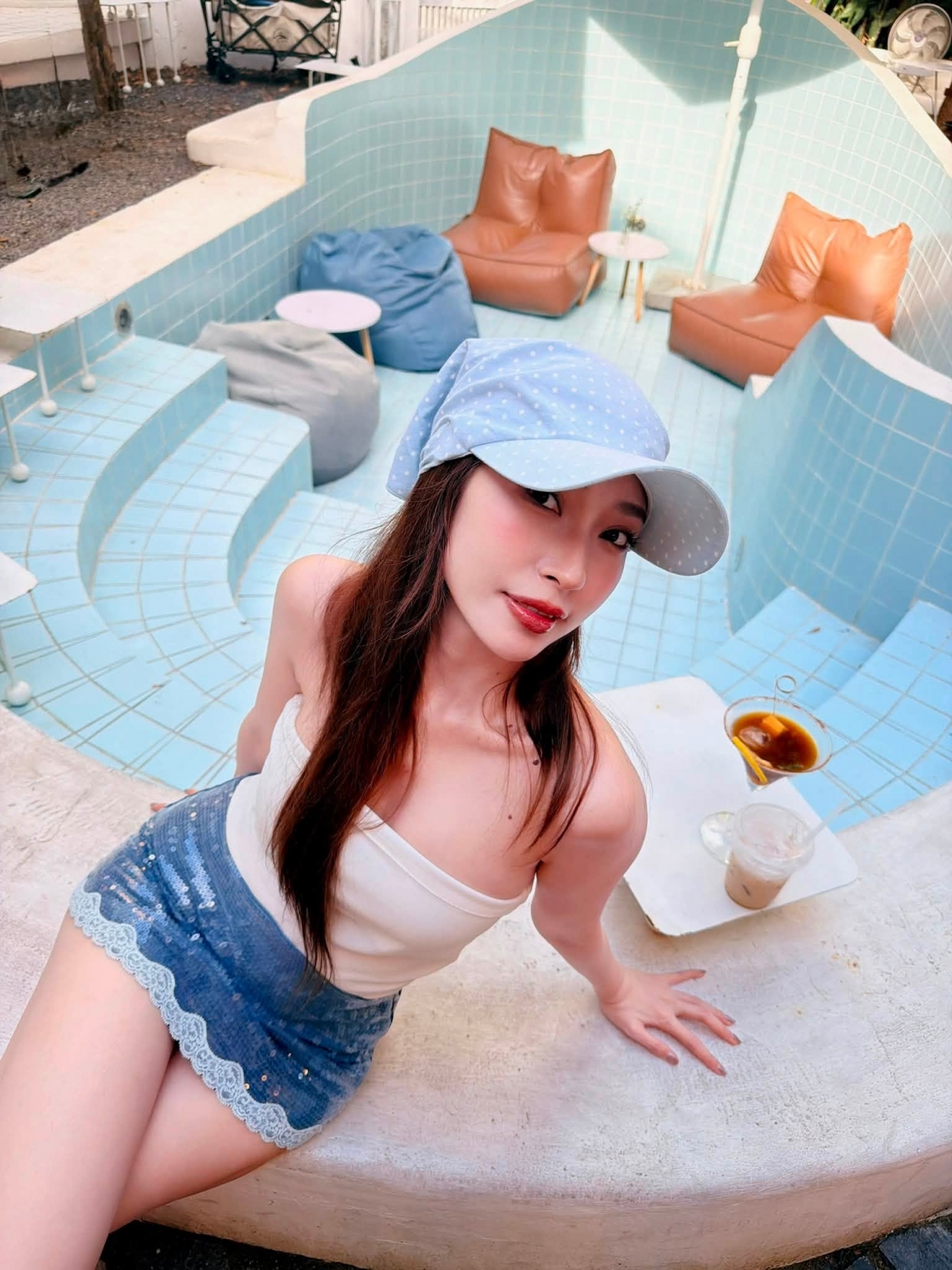 Khổng Tú Quỳnh "xả kho" ảnh, tiện khoe luôn chiếc mũ xinh được Diệu Nhi tặng khiến fan thích thú.