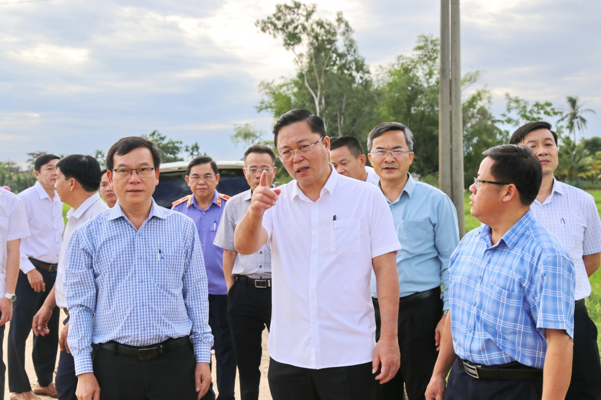 Ông Lê Trí Thanh, Chủ tịch Ủy ban MTTQ Việt Nam TP Đà Nẵng (áo trắng) yêu cầu chủ đầu tư phải xây dựng ngay bản tiến độ cụ thể.