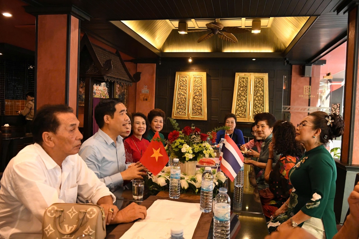 Tối 8/7, Đại sứ Phạm Việt Hùng gặp gỡ và chia sẻ cùng bà con kiều bào và Hội Doanh nhân Việt Nam tại địa phương, khẳng định Đảng và Nhà nước luôn coi đồng bào xa xứ là một phần máu thịt không thể tách rời của khối đại đoàn kết dân tộc.