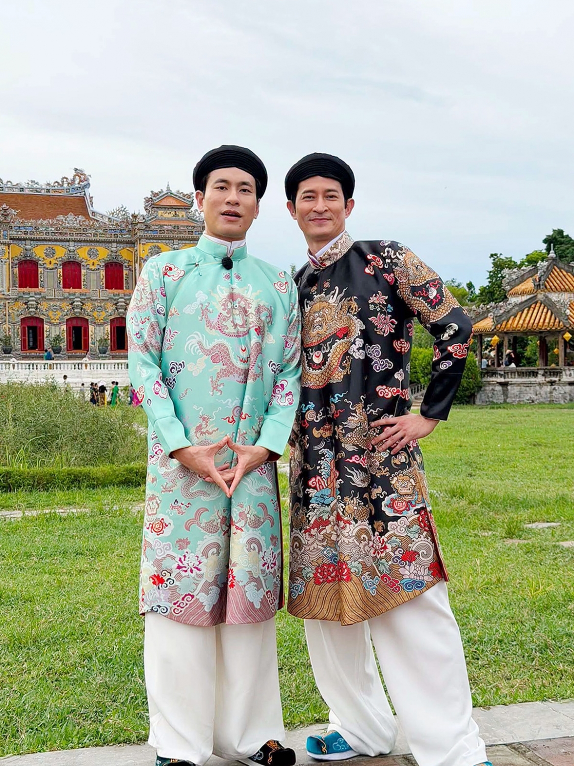 Kiều Minh Tuấn và Huy Khánh diện Việt phục chụp hình ở Đại nội nhân dịp đến Huế ghi hình “2 ngày 1 đêm”.