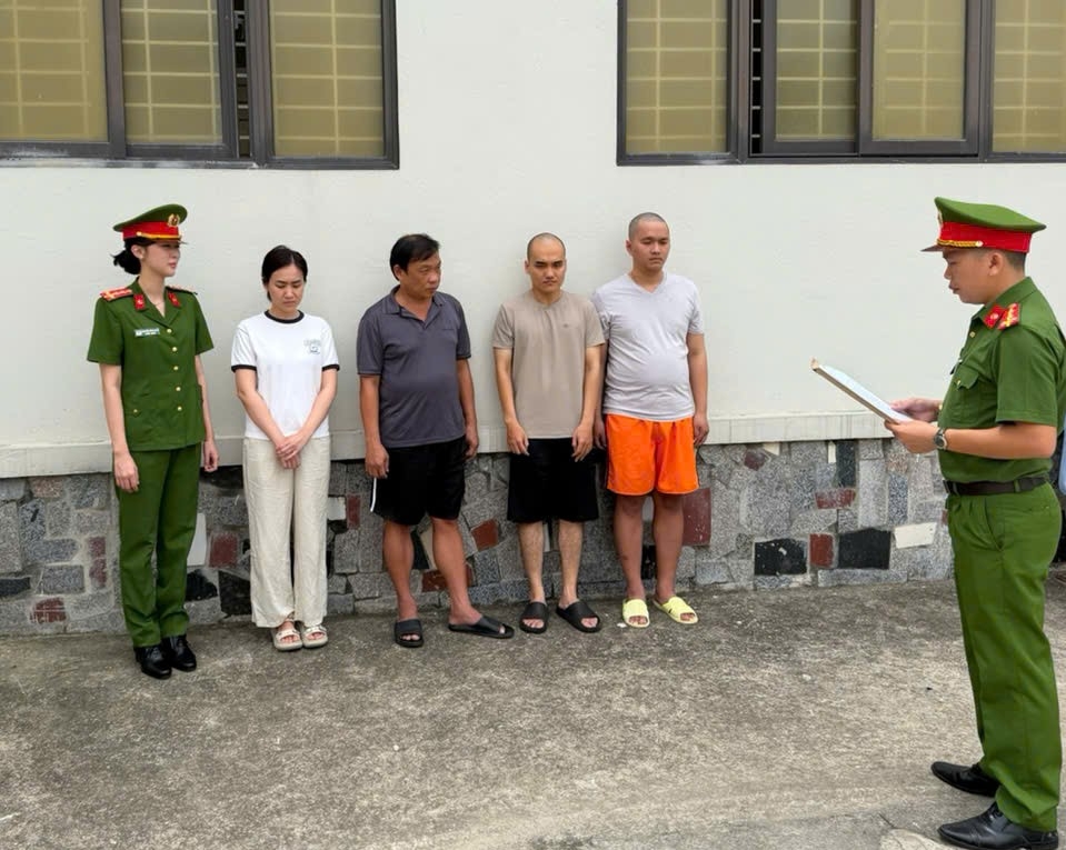Cơ quan Cảnh sát điều tra Công an tỉnh Thanh Hóa thi hành lệnh khởi tố bị can. Ảnh: Công an Thanh Hóa