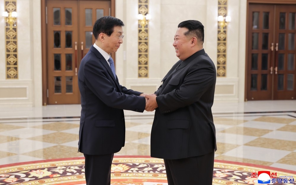 Nhà lãnh đạo Triều Tiên Kim Jong Un gặp Ủy viên Thường vụ Bộ Chính trị, Chủ tịch Chính hiệp toàn quốc Trung Quốc Vương Hộ Ninh. Ảnh: KCNA.