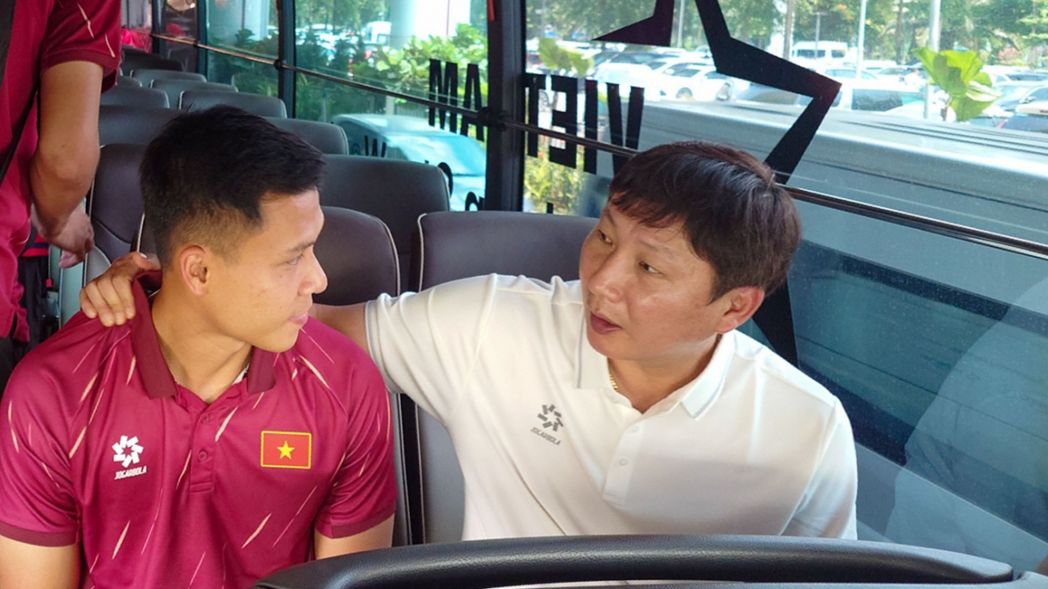 HLV Kim Sang Sik động viên cầu thủ Lê Ngọc Bảo sớm có được trạng thái thể lực tốt nhất (Ảnh: VFF)