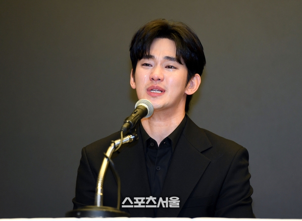 Vụ bê bối hẹn hò với nữ diễn viên quá cố Kim Sae Ron kéo sự nghiệp của Kim Soo Hyun xuống thê thảm