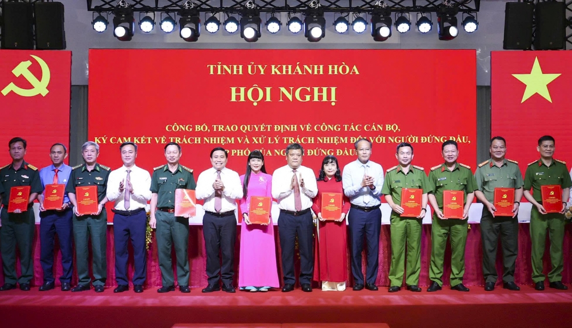 Lãnh đạo các ngành, doanh nghiệp Nhà nước thuộc UBND tỉnh Khánh Hòa ký cam kết
