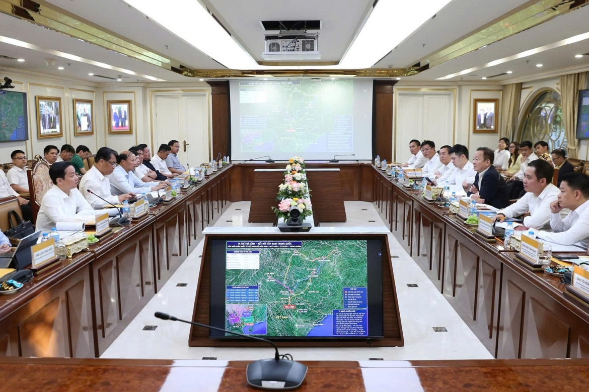 Lãnh đạo tỉnh Cao Bằng và Tập đoàn T&amp;T Group tại buổi làm việc trao đổi về định hướng quy hoạch, phát triển kinh tế cửa khẩu Trà Lĩnh, mở rộng hợp tác đầu tư, thương mại, logistics và các lĩnh vực có tiềm năng của tỉnh vào chiều ngày 26/6. Đây được kỳ vọng sẽ là động lực quan trọng mở rộng không gian phát triển và nâng cao vai trò cửa ngõ giao thương của Cao Bằng