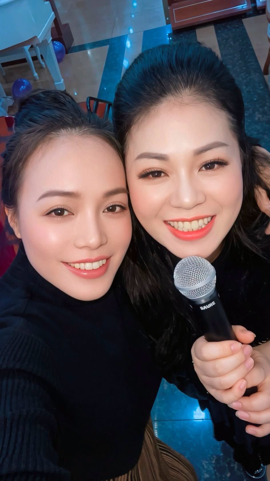 Lan Anh và Anh Thơ khiến khán giả thích thú khi đăng ảnh chung cùng lời nhắn hài hước: "Cặp song ca 'cá kho nghệ' ký túc xá 4C bắt đầu được không cả nhà iu." Khoảnh khắc hội ngộ của hai giọng ca nhận nhiều bình luận tích cực (Ảnh: FBNV).