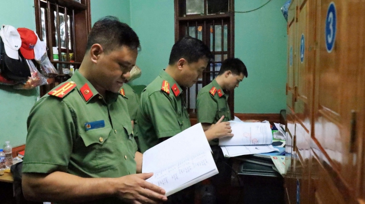 Lực lượng Công an kiểm tra, thu giữ nhiều tài liệu, sổ sách và chứng cứ tại Đền Công đồng Bắc Lệ phục vụ công tác điều tra. Ảnh: Công an Lạng Sơn