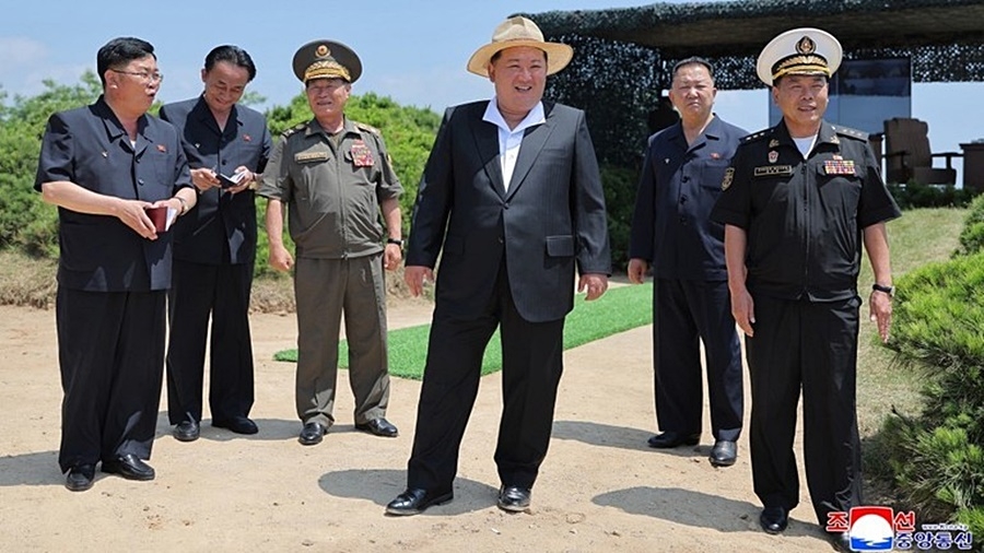 Ông Kim Jong Un tỏ ra hài lòng về vụ thử vũ khí tàu chiến. Ảnh: KCNA.