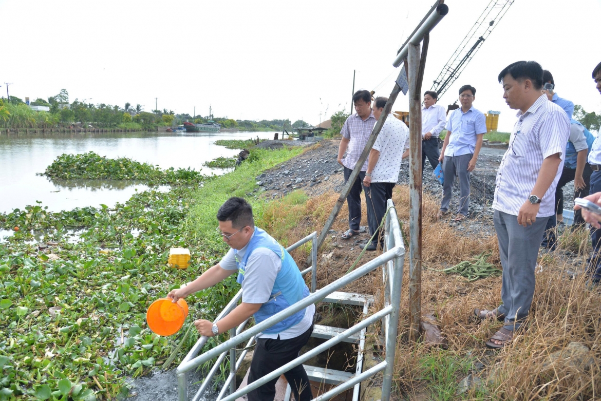 Lãnh đạo UBND tỉnh và các ngành chức năng tỉnh Đồng Tháp đi kiểm tra nguồn nước nghi bị ô nhiễm gây chết cây trồng