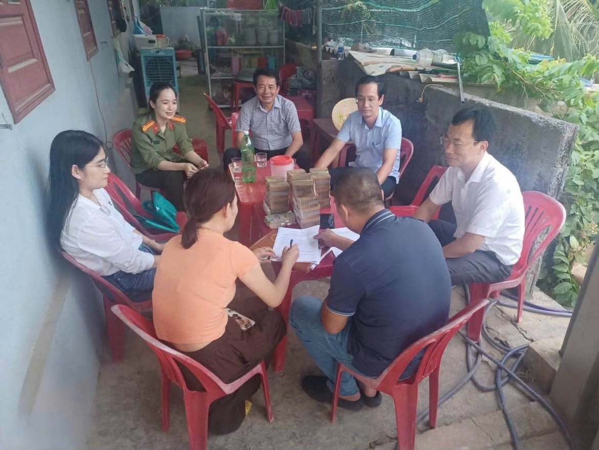 Lãnh đạo phường Đồng Hới cùng lực lượng chức năng đến từng nhà để tuyên truyền, vận động người dân bàn giao mặt bằng cho dự án