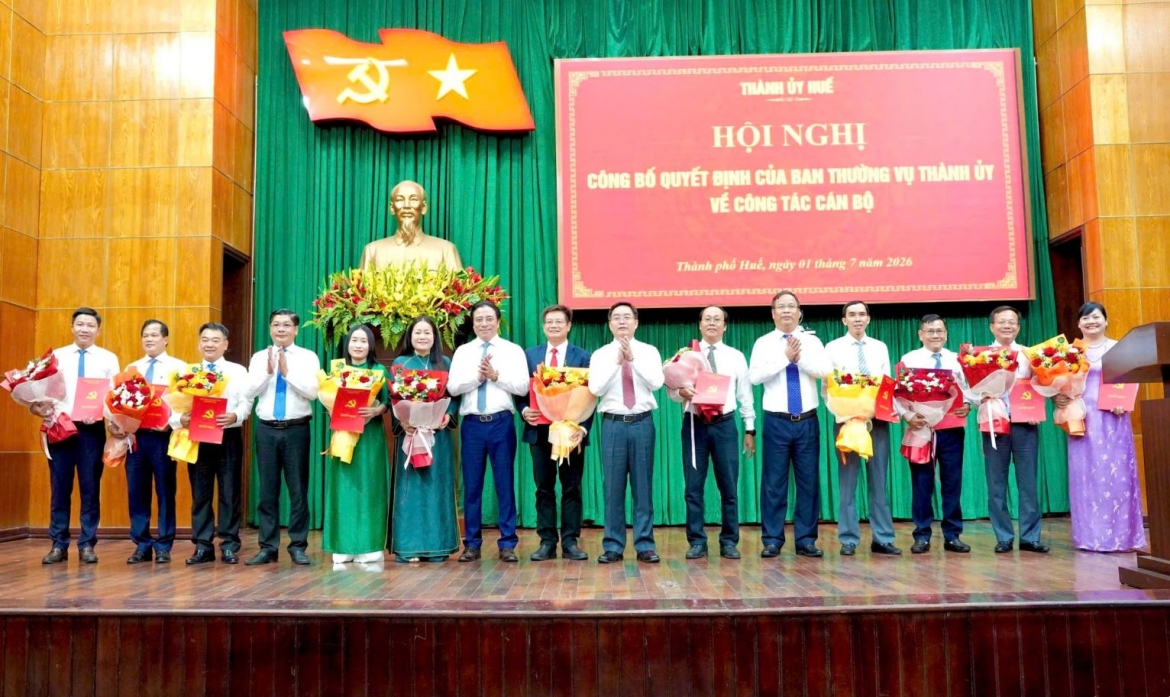 Lãnh đạo thành phố Huế trao quyết định và tặng hoa chúc mừng các cán bộ được điều động, luân chuyển, bổ nhiệm