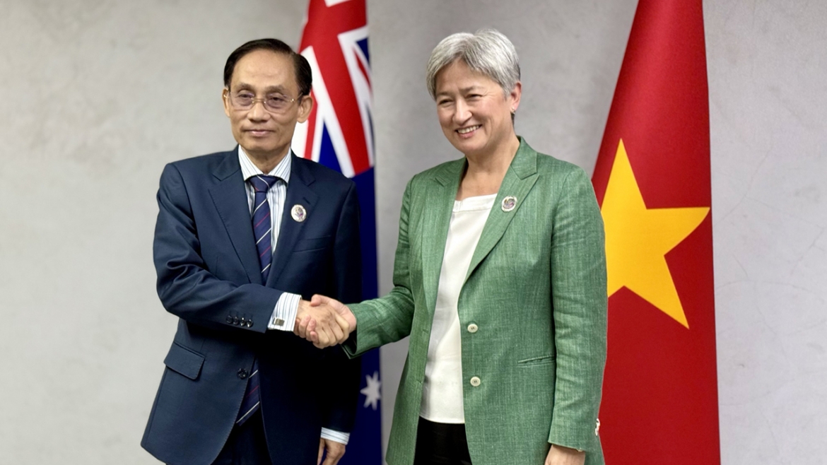 Bộ trưởng Bộ Ngoại giao Lê Hoài Trung có cuộc gặp với Bộ trưởng Ngoại giao Australia Penny Wong (Ảnh: BTC ASEAN)
