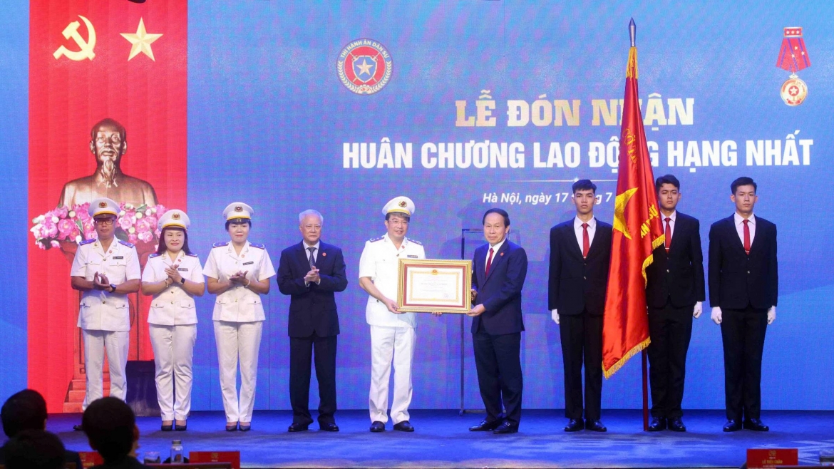 Cục Quản lý Thi hành án dân sự, Bộ Tư pháp đón nhận Huân chương Lao động hạng Nhất.