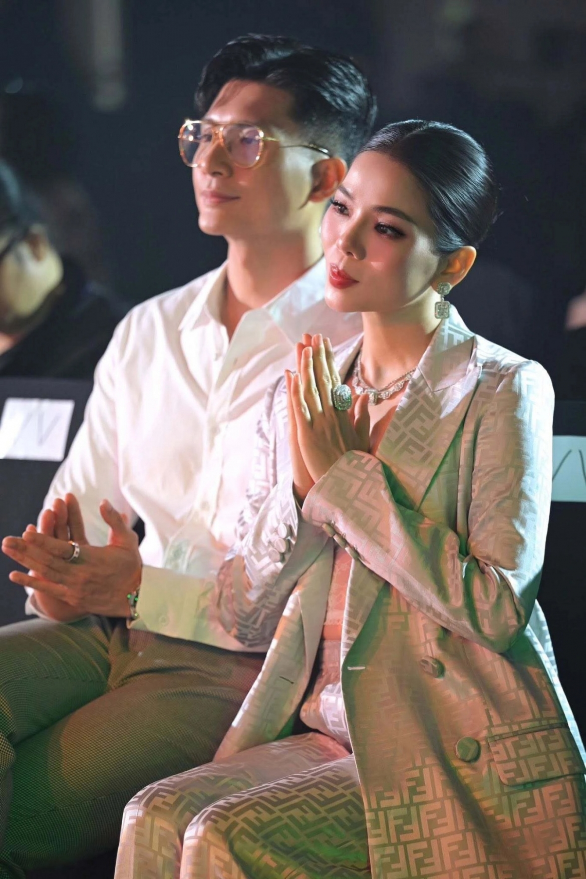 Sao Việt 25-7: Trước thời điểm phát hành MV "Giá như anh là em", Lệ Quyên đã chia sẻ nhiều hơn về quan điểm tình yêu ở độ tuổi hiện tại. Nữ ca sĩ sinh năm 1981 cho biết, điều cô muốn gửi gắm không còn là sự day dứt vì mất mát, mà là cách đối diện với những cuộc chia ly bằng sự bình thản.