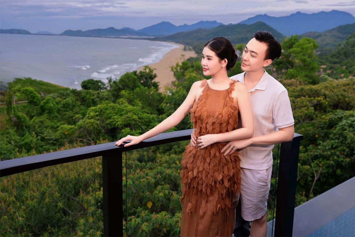 Hoa hậu Lê Âu Ngân Anh tình tứ bên ông xã Phan Tô Ny đón bình minh trên biển Lăng Cô, Huế.