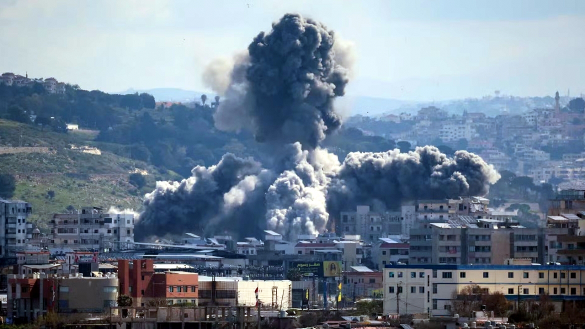 Một đợt tập kích của Israel vào Nam Lebanon. Ảnh: Reuters