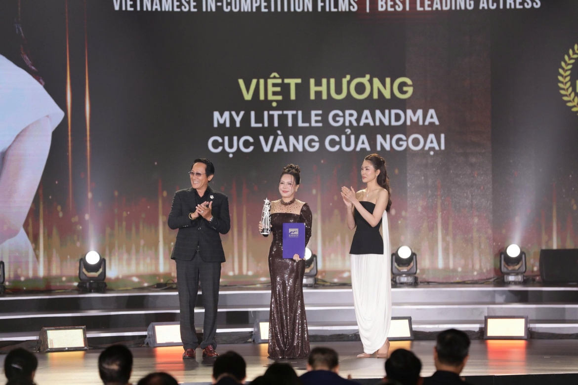 Diễn viên Việt Hương xúc động chia sẻ khi nhận giải Nữ chính xuất sắc nhất (Phim Việt Nam dự thi): "Được có tên trong đề cử thôi đã khiến tôi vui rồi. Đây là một bất ngờ rất lớn. Đây là lần thứ 2 chúng tôi được nhận giải tại DANAFF. Với giải thưởng danh giá này, chúng tôi sẽ cố gắng làm tốt hơn, giỏi hơn để có thêm nhiều bộ phim xứng đáng với tình yêu của khán giả". 