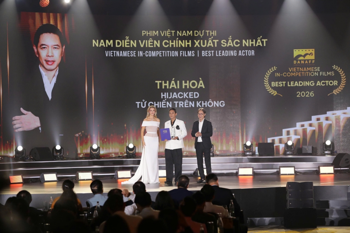 Thái Hòa nhận giải Nam diễn viên chính xuất sắc nhất với phần thể hiện khác biệt trong phim Tử chiến trên không. Diễn viên vắng mặt, "đàn em" Bảo Định - một diễn viên khác trong phim - lên nhận thay.