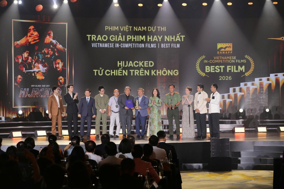 Ở hạng mục Phim Việt Nam dự thi, Tử chiến trên không (Điện ảnh Công an nhân dân sản xuất) nhận giải Phim Việt Nam xuất sắc. Thiếu tướng Đỗ Thiệu Phong - Cục trưởng Cục Truyền thông Công an nhân dân - đại diện đoàn phim phát biểu đây là lần đầu tiên đơn vị gửi tác phẩm đi dự thi ở DANAFF và thành công vượt ngoài mong đợi.