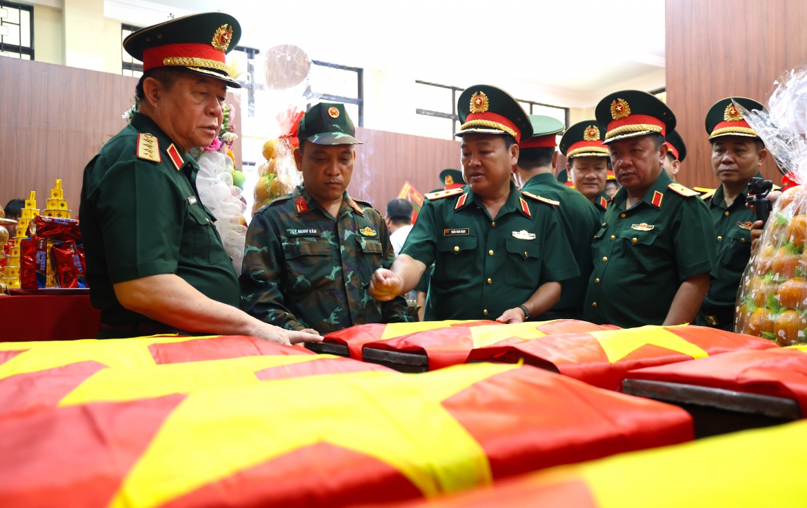 Đại tướng Nguyễn Trọng Nghĩa cùng các đại biểu trực tiếp thị sát khu vực nhà quàn - lưu giữ hài cốt liệt sĩ. Đại tướng Nguyễn Trọng Nghĩa đánh giá cao những nỗ lực của các lực lượng tìm kiếm, quy tập hài cốt liệt sĩ của các đơn vị Quân khu 7, Bộ Tư lệnh TP.HCM trong nhiều năm qua, đặc biệt là việc triển khai Chiến dịch cao điểm 500 ngày đêm đẩy mạnh công tác tìm kiếm, quy tập và xác định danh tính hài cốt liệt sĩ. Chủ nhiệm Tổng Cục Chính trị Quân đội Nhân dân Việt Nam nhấn mạnh, công tác này không chỉ góp phần thực hiện chủ trương của Đảng, đáp ứng nguyện vọng của nhân dân và thân nhân các liệt sĩ, mà còn có ý nghĩa giáo dục truyền thống cách mạng, bồi đắp lòng yêu nước cho thế hệ trẻ.