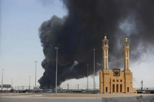 Kho dầu của Saudi Arabia bốc cháy sau khi bị tấn công. Nguồn: Reuters