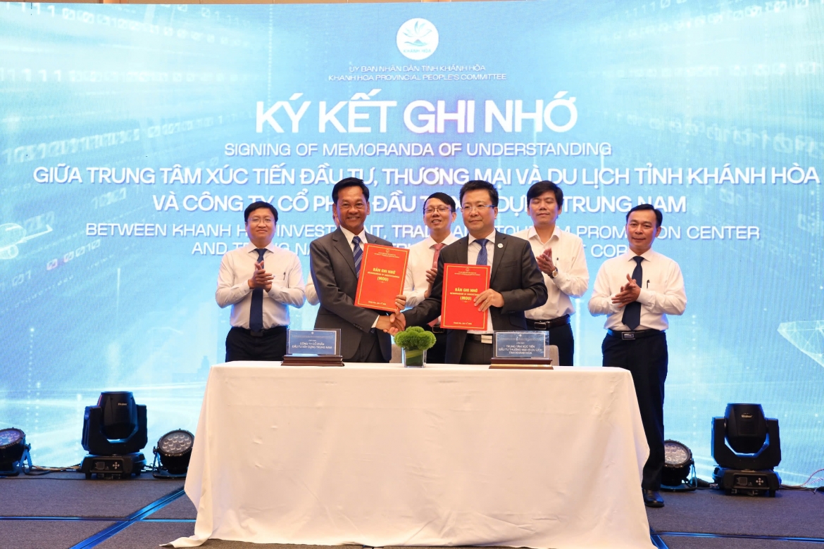 Lãnh đạo Trung tâm Xúc tiến Đầu tư, Thương mại và Du lịch tỉnh Khánh Hòa ký kết biên bản ghi nhớ hợp tác trong lĩnh vực phát triển cảng biển, cảng cạn và logistics với doanh nghiệp