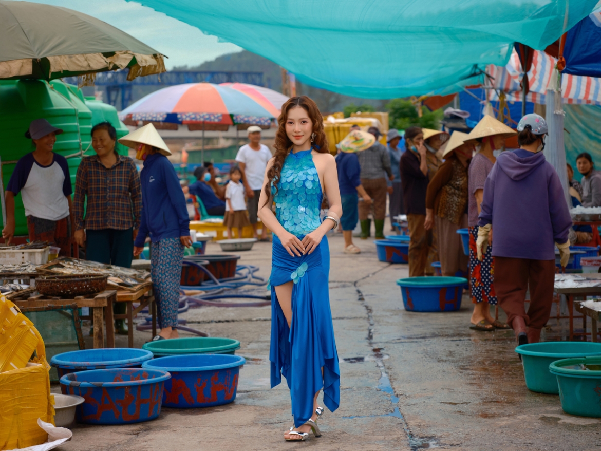 Ca sĩ Hương Tràm cho biết các bộ trang phục cô mặc trong MV "Gái Nghệ" đều có ý tưởng, mang thông điệp riêng về quê hương Nghệ An. Trong đó chiếc đầm màu xanh ấn tượng được lấy cảm hứng từ vùng sông nước được thể hiện qua chi tiết vảy cá.
