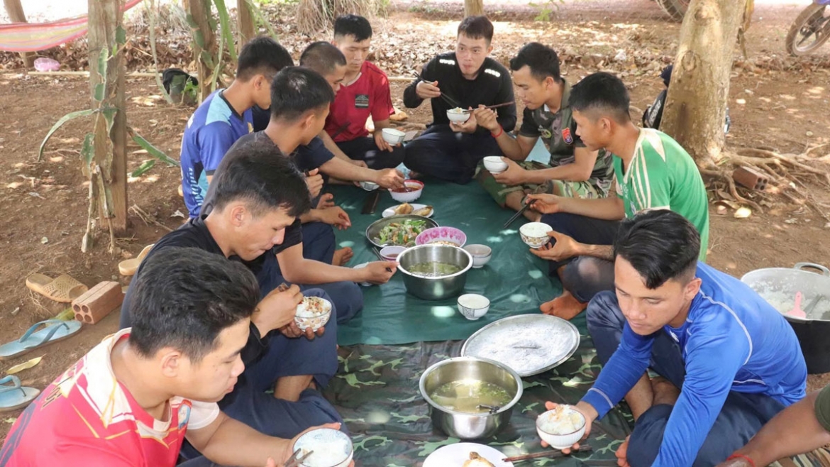 Bữa cơm của cán bộ, chiến sĩ Đội K72