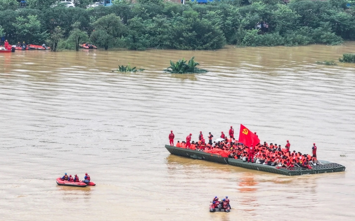 Sơ tán người bị kẹt do lũ lụt ở Quảng Tây, Trung Quốc. Ảnh: AP.