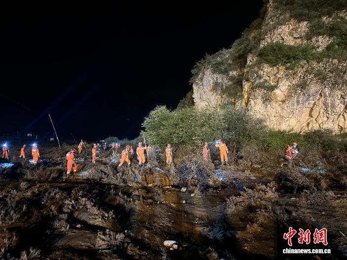 Công tác tìm kiếm cứu nạn được triển khai xuyên đêm 26/7. Ảnh: Chinanews