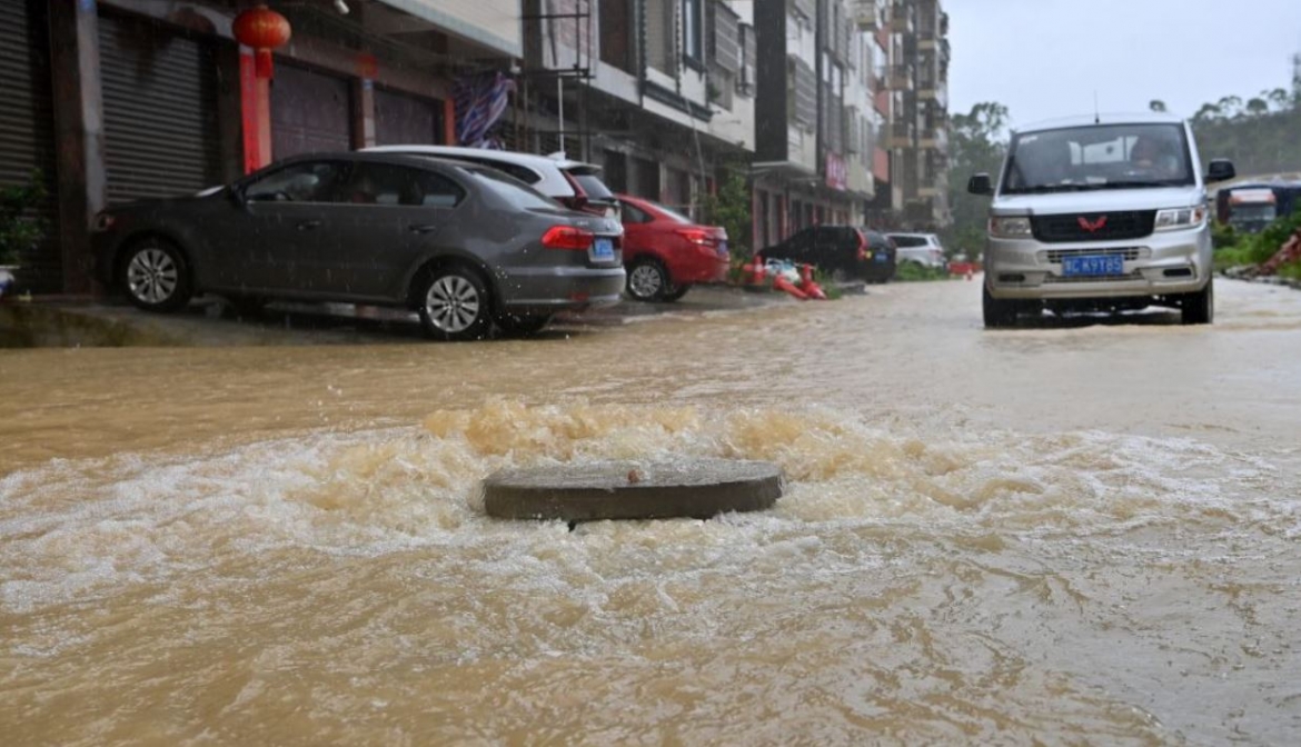 Theo dự báo, bão Maysak sẽ tiếp tục gây mưa lớn và gió mạnh tại miền nam Trung Quốc trong những ngày tới, làm gia tăng nguy cơ lũ quét, ngập lụt và sạt lở đất. Ảnh: Tân Hoa xã