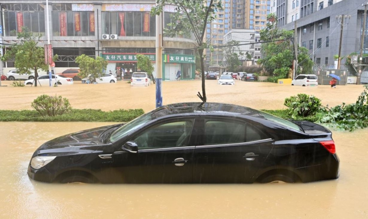 Một chiếc xe bị ngập trong nước ở Fangchenggang, Khu tự trị dân tộc Choang Quảng Tây. Ảnh: Tân Hoa xã