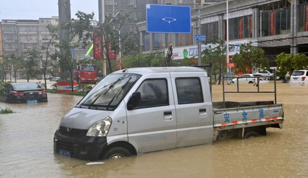 Nhiều phương tiện không thể di chuyển do nước ngập ngang thân xe. Ảnh: Tân Hoa xã