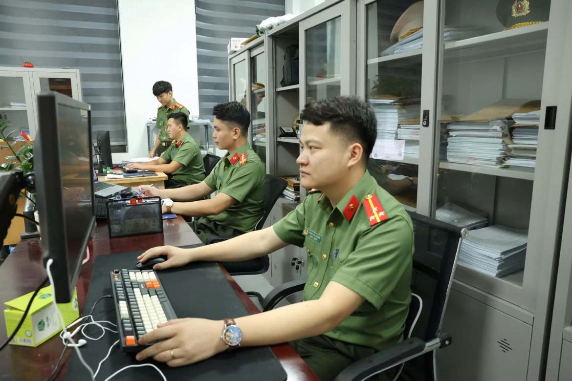 Cán bộ, chiến sĩ Phòng chống tội phạm sử dụng công nghệ cao Công an tỉnh Bắc Ninh xác minh tội phạm qua mạng internet