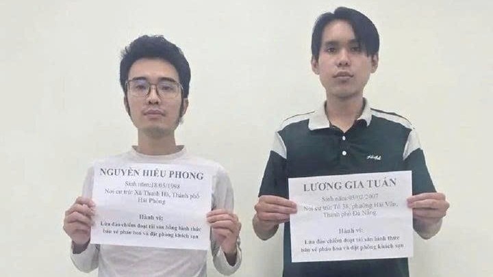 Phong và Tuấn đăng tải thông tin bán vé lễ hội pháo hoa, đặt phòng khách sạn trên các hội nhóm du lịch để lừa đảo chiếm đoạt tài sản. (Ảnh: CA)