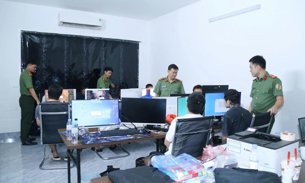 Lực lượng công an kiểm tra thiết bị do các đối tượng sử dụng để lừa đảo qua mạng