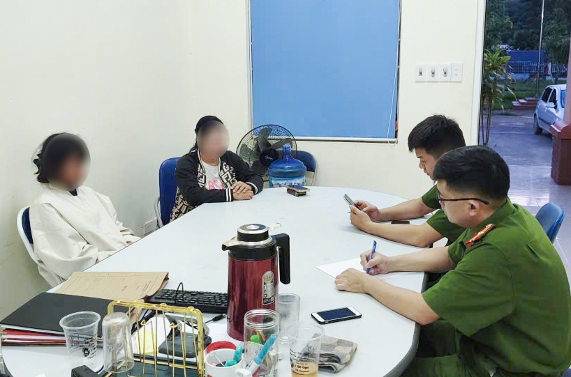 Lực lượng chức năng bàn giao thiếu nữ cho gia đình.