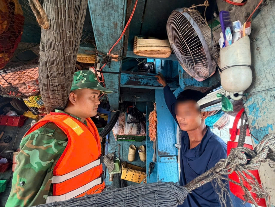 Lực lượng làm nhiệm vụ tiếp tục điều tra làm rõ hành vi tàng trữ chất ma túy trên tàu.
