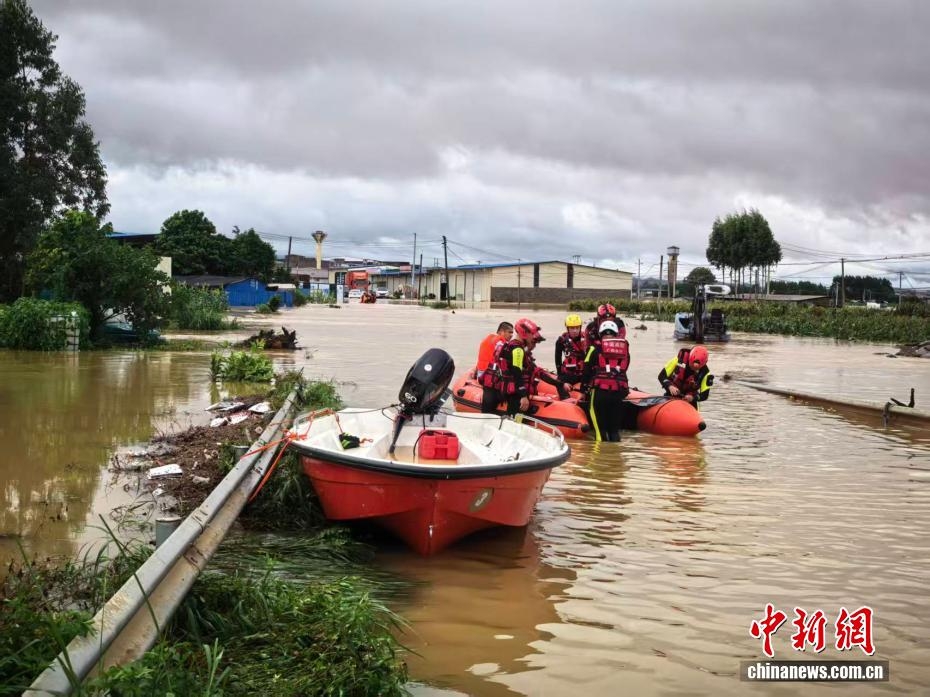 Lực lượng cứu hộ tại Quảng Tây đang tích cực triển khai công tác tìm kiếm cứu nạn. Ảnh: Chinanews