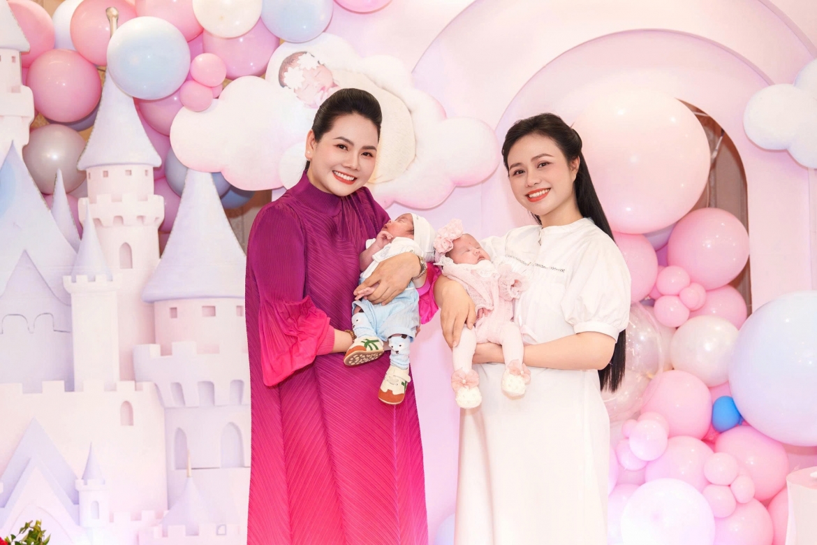 Lương Nguyệt Anh và em gái bên 2 con sinh đôi