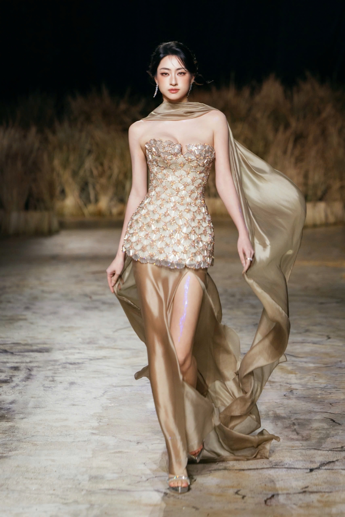 Với thần thái lạnh, những bước catwalk dứt khoát cùng thiết kế mang gam màu nude ánh vàng, người đẹp khép lại chương "Độc bản", đồng thời đánh dấu sự chuyển biến trong mạch cảm xúc của đêm diễn.