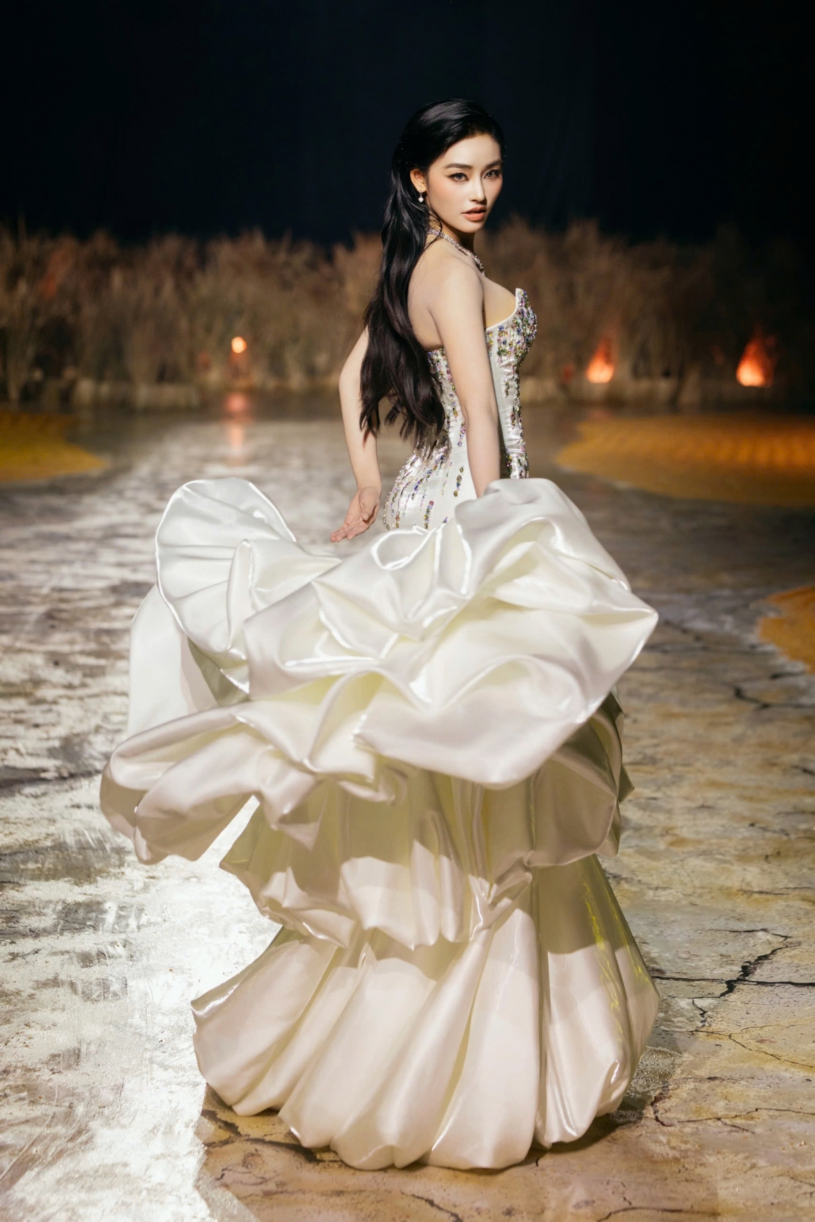 Mở đầu chương trình là bộ sưu tập Into My Mind. Hai thí sinh có lượng bình chọn cao nhất ở hạng mục Popular Vote là Emoura Phạm và Mai Trâm Anh đảm nhận vị trí mở màn. Đương kim Miss Grand Vietnam Nguyễn Thị Yến Nhi khép lại phần trình diễn trong vai trò vedette.