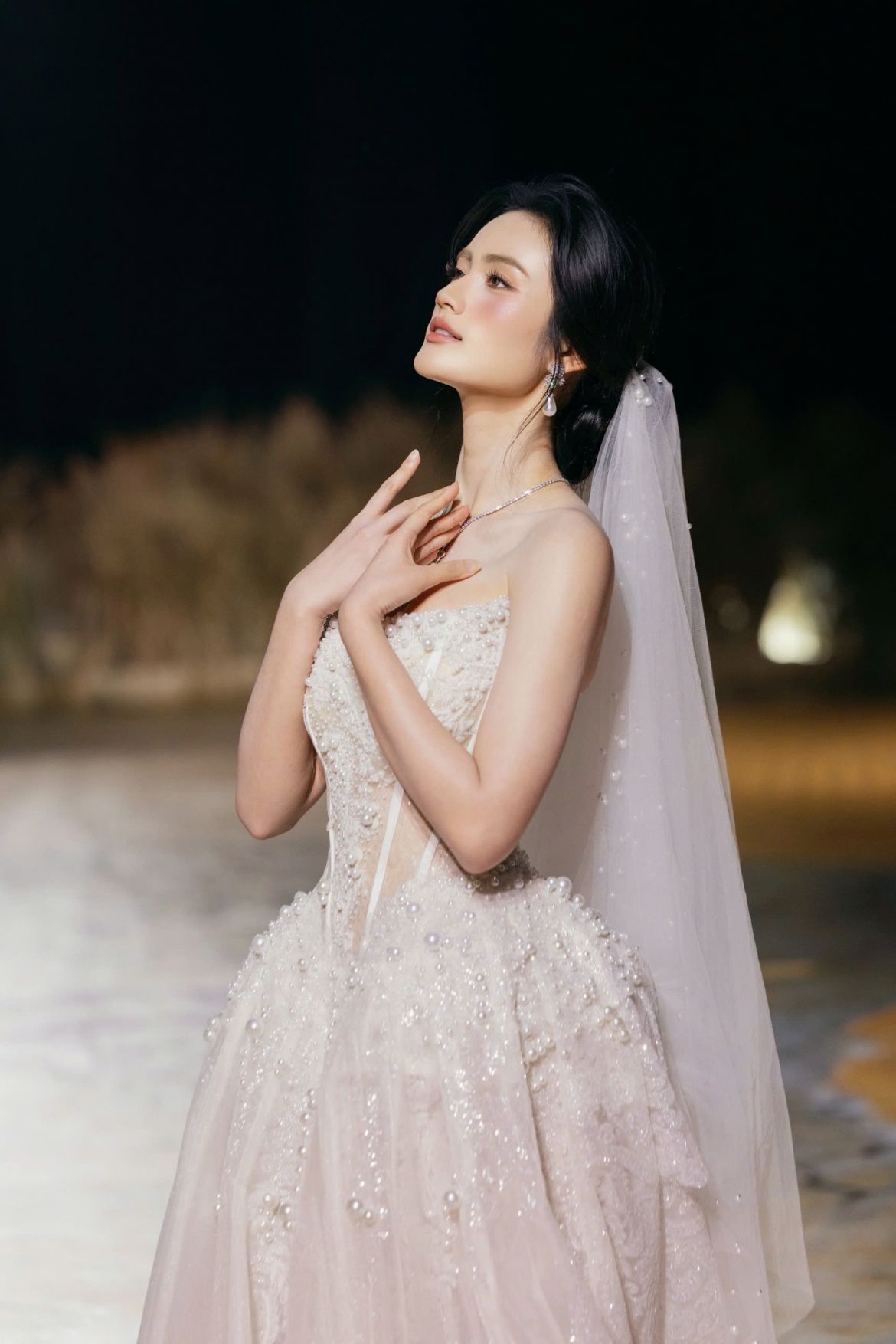 Xuất hiện trong thiết kế trắng với phom dáng mềm mại, Ý Nhi khép lại chương trình diễn bằng những bước catwalk chậm rãi.