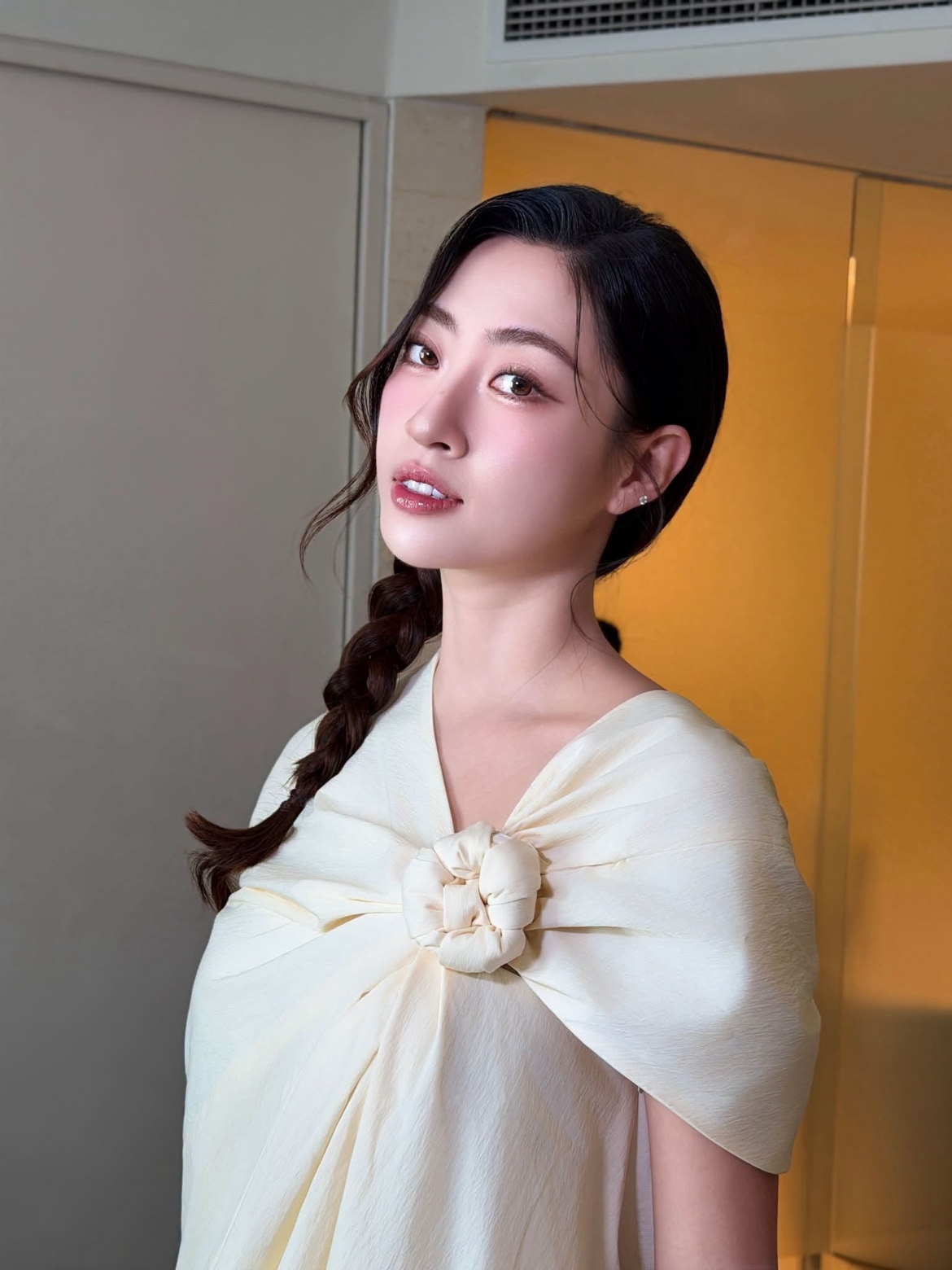 Hoa hậu Lương Thùy Linh khoe visual rạng rỡ với dòng trạng thái đáng yêu: "Layout đi làm hôm nay nhé cả nhà iu". Nhan sắc ngày càng thăng hạng của nàng hậu tiếp tục khiến fan xuýt xoa.